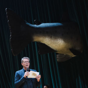 Kunstminister Markus Blume spricht im Residenztheater (© StMWK/Andreas Gebert)