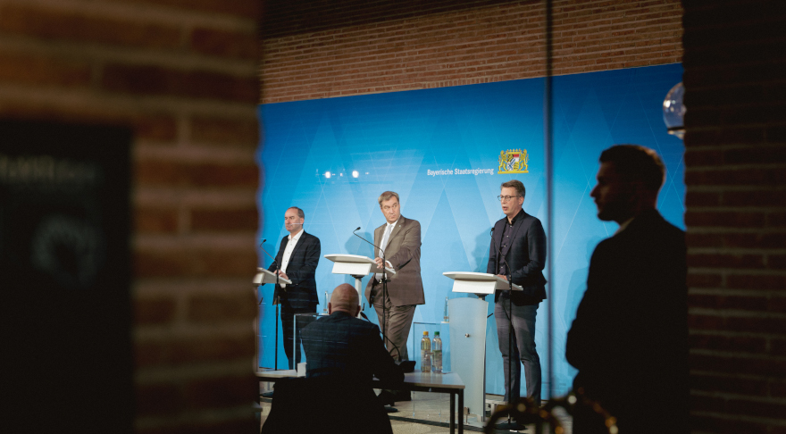 Wissenschaftsminister Markus Blume (r.) in der Pressekonferenz nach der Kabinettssitzung mit Ministerpräsident Dr. Markus Söder (Mi.) (© StMWK/Axel König)