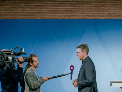 Wissenschaftsminister Blume nach der Pressekonferenz im Interview (© StMWK/Axel König)