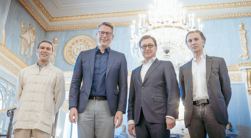 Kunstminister Markus Blume (2.v.l.) mit v.l.n.r. Generalmusikdirektor Vladimir Jurowski, Staatsintendant Serge Dorny und Ballettdirektor Laurent Hilaire in der Bayerischen Staatsoper (© Axel König/StMWK)
