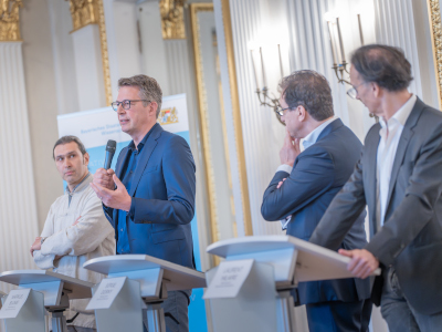 Kunstminister Blume spricht bei der Pressekonferenz im Nationaltheater in München (© Axel König/StMWK)