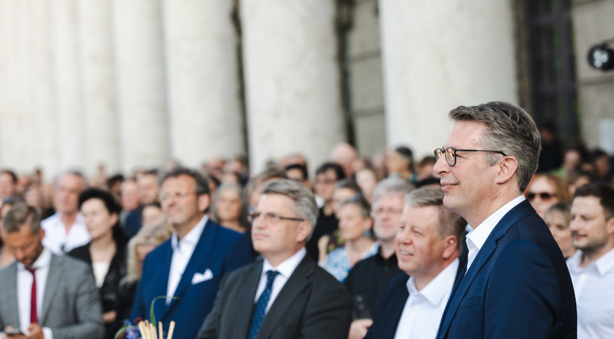 Kunstminister Markus Blume (M.) mit Gästen bei der Kultur-Sommer-Lounge im Haus der Kunst. (© Andreas Gebert)