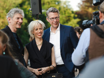 Kunstminister Markus Blume (r.) mit Produzentin Katja Eichinger (M.) und dem Künstlerischen Direktor im Haus der Kunst Andrea Lissoni (l.) bei der Kultur-Sommer-Lounge. (© Andreas Gebert)