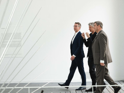 Kunstminister Markus Blume (l.) mit Ministerpräsident Dr. Markus Söder (r.) und dem Künstlerischen Direktor im Haus der Kunst Andrea Lissoni (M.) beim Gang durch die Ausstellung „Rebecca Horn“. (© Andreas Gebert)