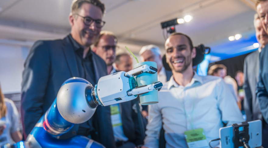 Wissenschaftsminister Markus Blume (l.) bei einem Rundgang zur Eröffnung des Festivals (© StMWK/Axel König)