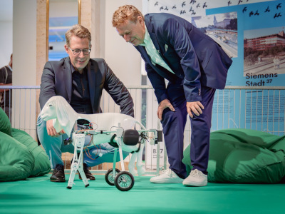 Wissenschaftsminister Blume (l.) mit dem Generaldirektor des Deutschen Museums Prof. Dr. Wolfgang M. Heckl beim Eröffnungsrundgang (© StMWK/Axel König)
