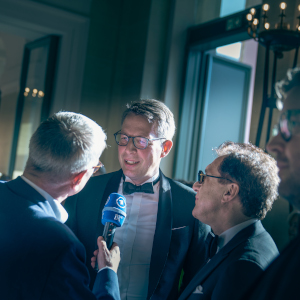 Kunstminister Blume (r.) kurz vor der Premiere im Interview (© StMWK/Axel König)