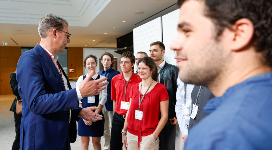 Wissenschaftsminister Markus Blume in Lindau im Gespräch mit Nachwuchsforschenden (© StMWK/Alexandra Beier)