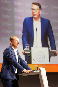 Wissenschaftsminister Blume spricht bei der Eröffnung der Nobelpreisträgertagung 2024 in der Inselhalle in Lindau (© StMWK/Alexandra Beier)