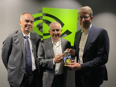 Wissenschaftsminister Blume (r.) besucht gemeinsam mit Prof. Kranzlmüller vom LRZ (l.) Nvidia (@StMWK)