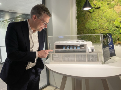 Wissenschaftsminister Blume mit einem Modell des Supercomputers LUMI (@StMWK)