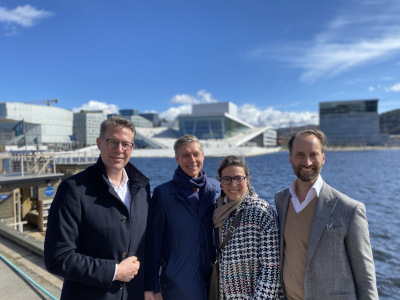 Kunstminister Blume mit der bayerischen Kultur-Delegation vor dem Opernhaus in Oslo (© StMWK)
