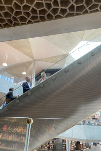 Kunstminister Markus Blume bei seinem Besuch in der Deichmann-Bibliothek (© StMWK)