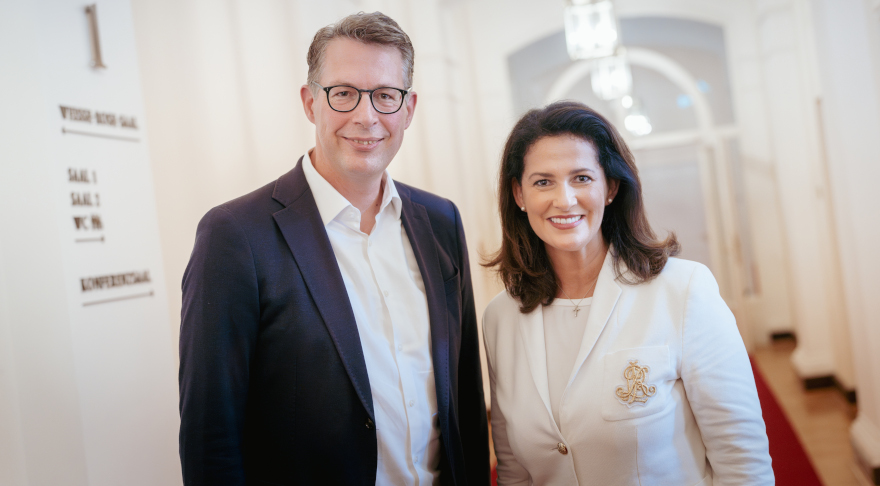 Wissenschaftsminister Markus Blume und Landwirtschaftsministerin Michaela Kaniber im Bayerischen Landtag (© StMWK/Axel König)