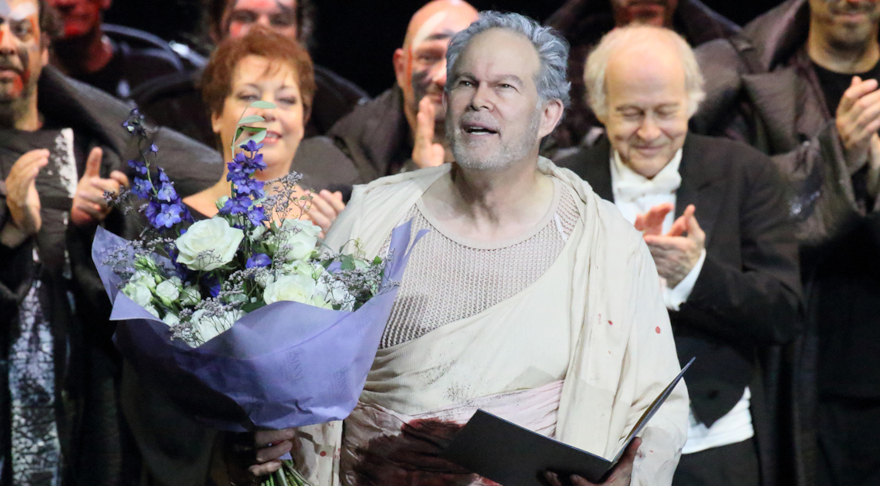 Gerald Finley im Anschluss an die Oper „Parsifal“ aus (© Wilfried Hösl)