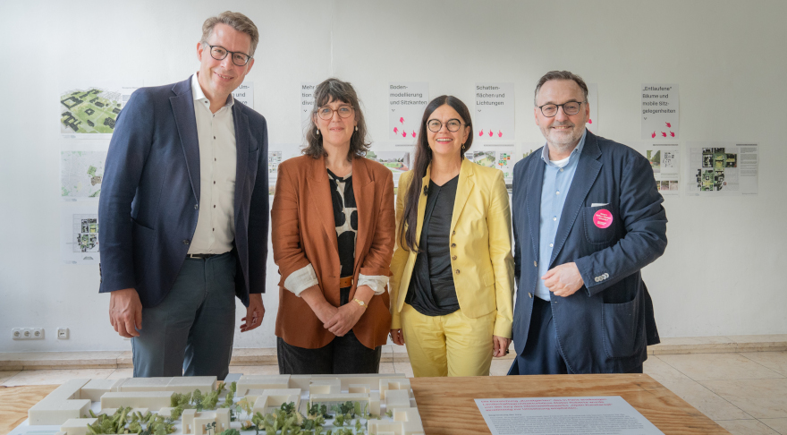 Kunstminister Markus Blume mit (v.l.n.r.): Geschäftsführerin des Ateliers Roberta Chloé Sanson, Stadtbaurätin Prof. Dr. Elisabeth Merk und Kulturreferent Anton Biebl (© StMWK/Axel König)