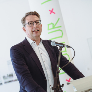 Kunstminister Blume spricht bei der Bekanntgabe des prämierten Entwurfs (© StMWK/Axel König)