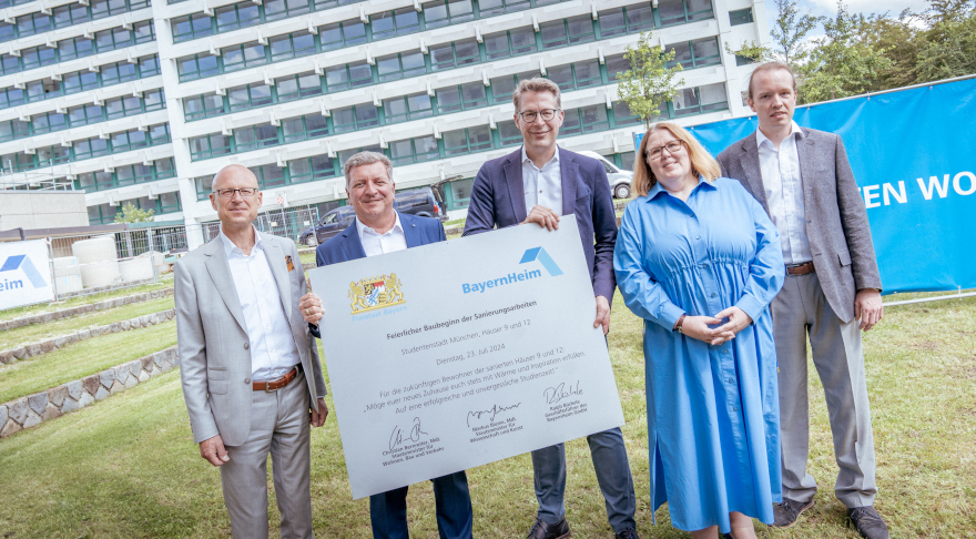 Wissenschaftsminister Blume (Mitte) mit v.l.n.r. Ralph Büchele (BayernHeim), Bauminister Christian Bernreiter, Claudia Meijering (Studierendenwerk München Oberbayern) und Dr. Sindre W. Haugland (Studentenstadt München) (© Axel König/StMWK)