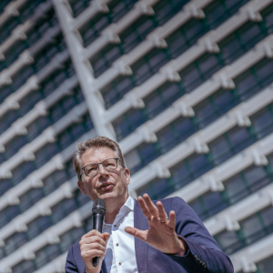 Wissenschaftsminister Blume spricht in der Münchner Studentenstadt (© Axel König/StMWK)
