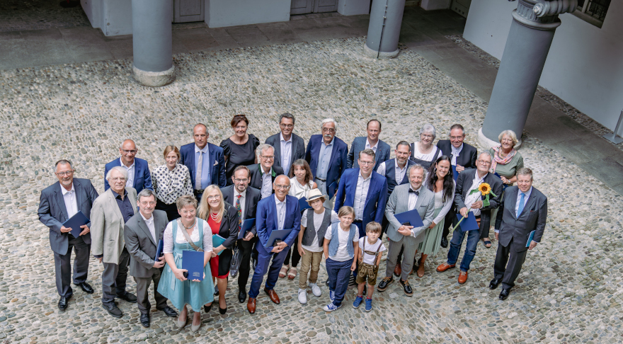 Kunstminister Markus Blume (5.v.r. vorne) mit den Preisträgerinnen und Preisträgern der Denkmalschutzmedaille 2024 im Bayerischen Landesamt für Denkmalpflege in München. (© Axel König/StMWK)