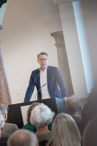 Kunstminister Blume spricht bei der Verleihung der Denkmalschutzmedaille 2024 (© Axel König/StMWK)