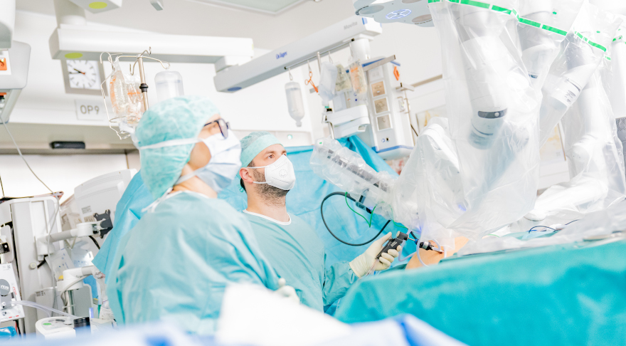 Das roboterassistierte Da-Vinci-Operationssystem am TUM Uniklinikum Klinikum rechts der Isar. Weiterentwicklungen in Medizin und Robotik könnten durch Grenzen aktueller Hardware-Plattformen für KI-Anwendungen eingeschränkt werden (© Axel König/StMWK)
