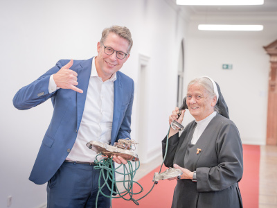 Kunstminister Blume mit Schwester Katharina von der St. Josefskongregation (© Axel König/StMWK)