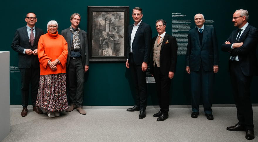 Kunstminister Markus Blume (4.v.l.) mit den weiteren Förderern und Akteuren bei der Enthüllung der Neuerwerbung von Picassos „Femme au violon“ in der Pinakothek der Moderne (© Axel König/StMWK)