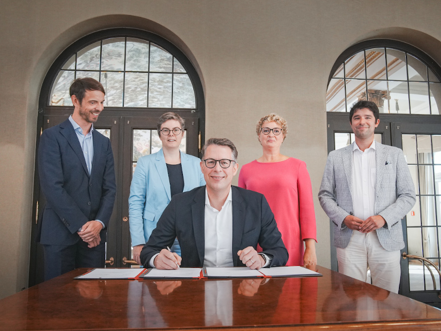 Kunstminister Markus Blume (v.M.) mit (v.l.n.r) dem Geschäftsführenden Direktor der Bayerischen Theaterakademie August Everding Felix Kanbach, der Präsidentin der Hochschule für Musik und Theater München Prof. Lydia Grün, der Präsidentin der Theaterakademie August Everding Prof. Dr. Barbara Gronau und dem Kanzler der Hochschule für Musik und Theater München Yannick Kunz im Prinzregententheater in München (©Axel König/StMWK)