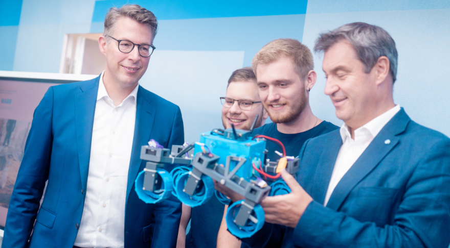 Wissenschaftsminister Blume (l.) und Ministerpräsident Dr. Markus Söder (r.) im Juni 2023 am Rande der Unterzeichnung der Erklärung von Freistaat und den beteiligten Kommunen zum Luft- und Raumfahrt-Campus Taufkirchen/Ottobrunn(© Axel König/StMWK)