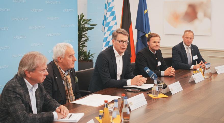 Wissenschaftsminister Markus Blume (Mitte) mit Dr. Ludwig Spaenle (2.v.l.), Prof. Dr. Lutz Edzard (1.v.l.), Oberstaatsanwalt Andreas Franck (2.v.r.) und Kriminaloberrat Michael Weinzierl beim Pressegespräch im Wissenschaftsministerium (© Axel König/StMWK)
