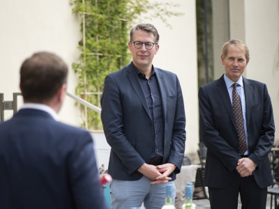 Kunstminister Blume (l.) mit dem Direktor der Glyptothek Dr. Knauß bei der Vorstellung des Museumsweins 2024 (© Wolfram Kastl)