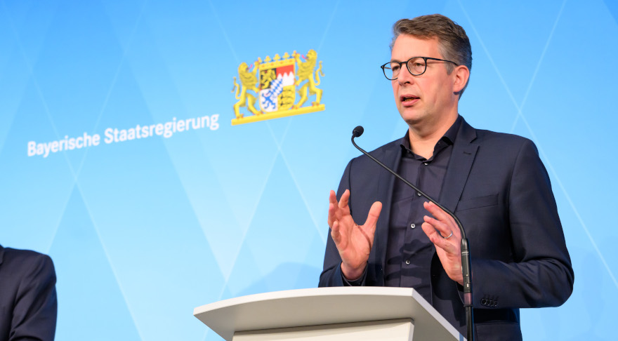 Wissenschafts- und Kunstminister Markus Blume spricht nach der Sitzung des Bayerischen Ministerrats am 15. Oktober 2024 (© Bayerische Staatskanzlei)