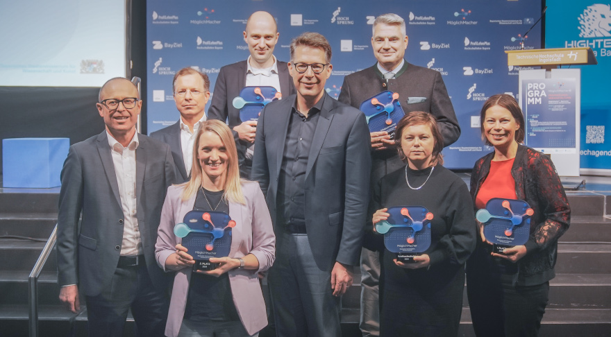 Wissenschaftsminister Markus Blume (5.v.l.) mit dem stellv. Hauptgeschäftsführer der vbw Dr. Christof Prechtl (l.) und den Preisträgerinnen und Preisträgern des MöglichMacher 2024 (© Axel König/StMWK)
