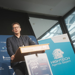 Wissenschaftsminister Blume spricht bei der Preisverleihung an der TH Ingolstadt (© Axel König/StMWK)