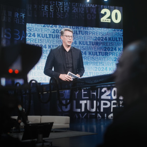 Kunstminister Markus Blume bei der Preisverleihung (© Axel König/StMWK)
