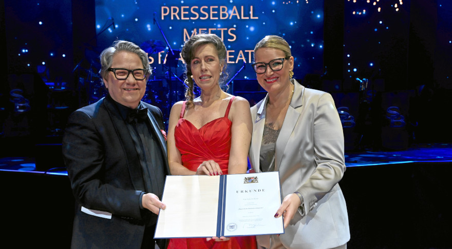 Die Sopranistin Sally du Randt (Mitte) mit André Bücker, Staatsintendant und Stiftungsvorstand des Staatstheaters Augsburg (l.) und der Augsburger Oberbürgermeisterin Eva Weber beim 50. Augsburger Presseball © Marcus Merk