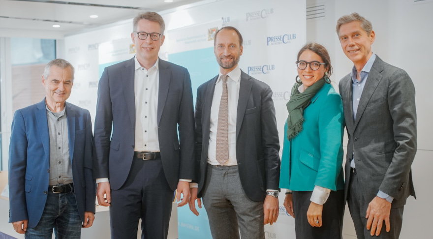 Die Teilnehmer der Delegationsreise nach New York v.l.n.r.: Prof. Dr. Rupert Gebhardt (Staatl. Museen und Sammlungen), Kunstminister Markus Blume sowie Dr. Markus Michalke, Anna Kleeblatt und Max Wagner von der Stiftung Kulturzukunft (© Axel König/StMWK)