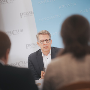 Kunstminister Blume bei der Pressekonferenz im PresseClub München (© Axel König/StMWK)