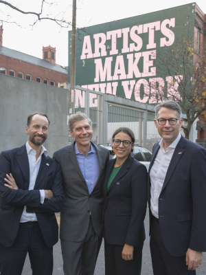Kunstminister Markus Blume (r.) mit den Vorstandsmitgliedern der Stiftung Kulturzukunft Dr. Markus Michalke, Max Wagner und Anna Kleeblatt in New York (© Katharina Poblotzki)