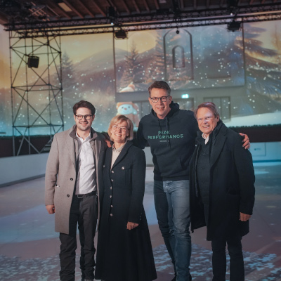 Kunstminister Blume (3.v.l.) mit: Dr. Nepomuk Schessl (Alegria Exhibition), der Pächterin der Universitätsreitschule Antje Haberl und Andreas Schessl (MünchenMusik) (© Axel König/StMWK)