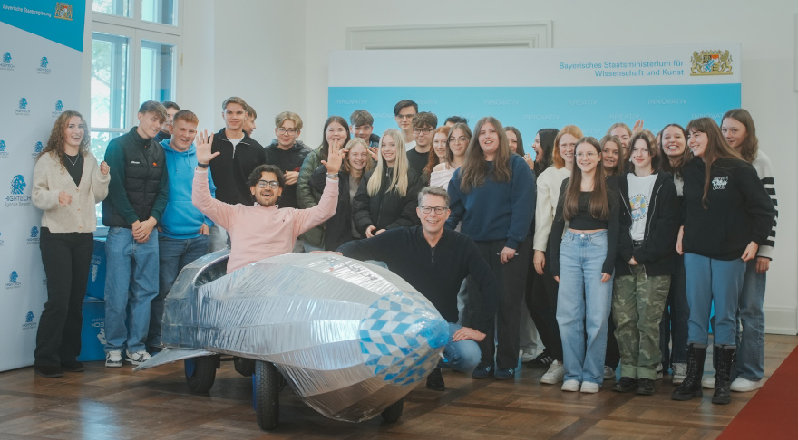 Wissenschafts- und Kunstminister Markus Blume mit Schülerinnen und Schülern der der Landgraf-Leuchtenberg-Realschule Osterhofen (© Axel König/StMWK)