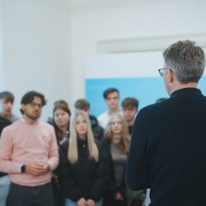 Wissenschafts- und Kunstminister Markus Blume im Gespräch mit den Jugendlichen (© Axel König/StMWK)