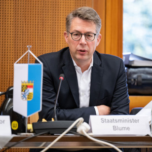 Wissenschaftsminister Blume bei der Auftaktsitzung der neuen Wissenschaftsministerkonferenz (© Mark Hermenau)