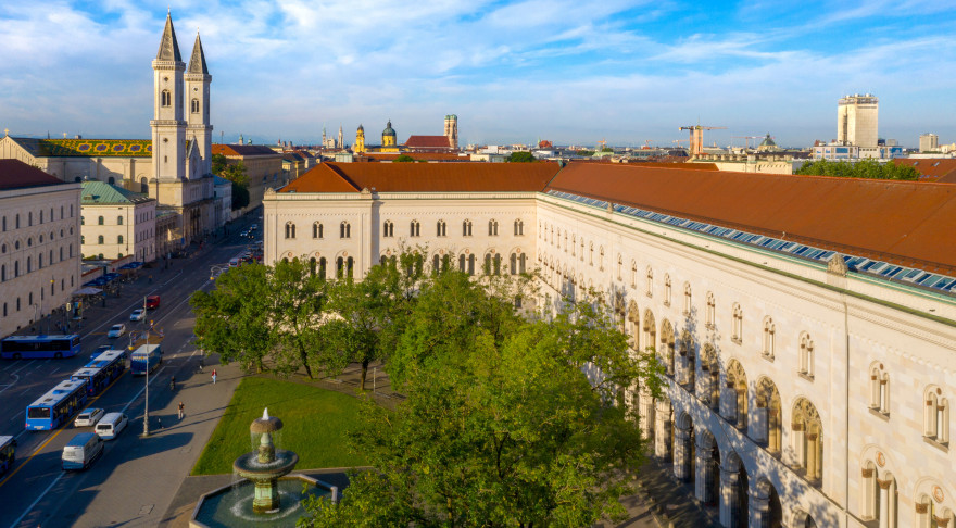 Das Hauptgebäude der Ludwig-Maximilians-Universität München am Geschwister-Scholl-Platz (© LMU)