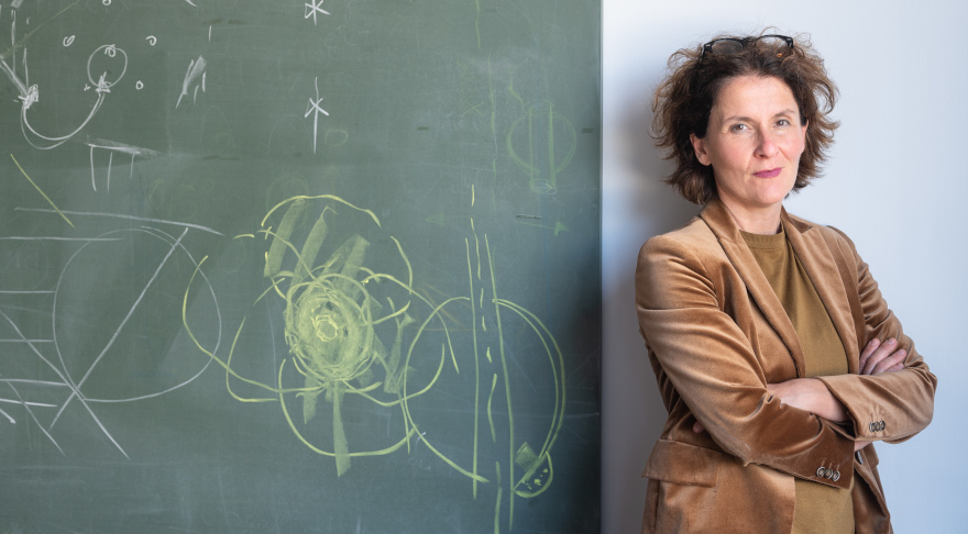 Prof. Elisa Resconi ist Sprecherin des um weitere vier Jahre verlängerten SFB 1258 „Neutrinos und Dunkle Materie in der Astro- und Teilchenphysik“ (NDM) an der TUM (© Andreas Heddergott/TUM)