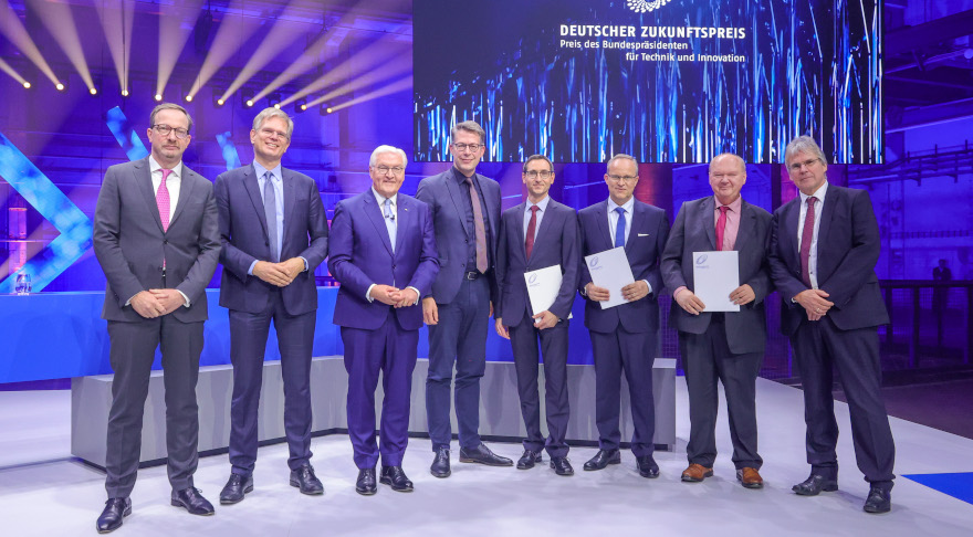 Wissenschaftsminister Markus Blume (4.v.l.) bei der Preisverleihung an das Gewinnerteam (© Bildschön GmbH)