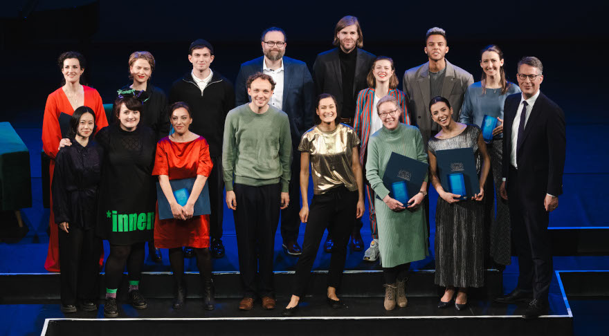 Kunstminister Markus Blume mit den Preisträgerinnen und Preisträgern der Bayerischen Kunstförderpreise 2024 (© StMWK/ Andreas Gebert)