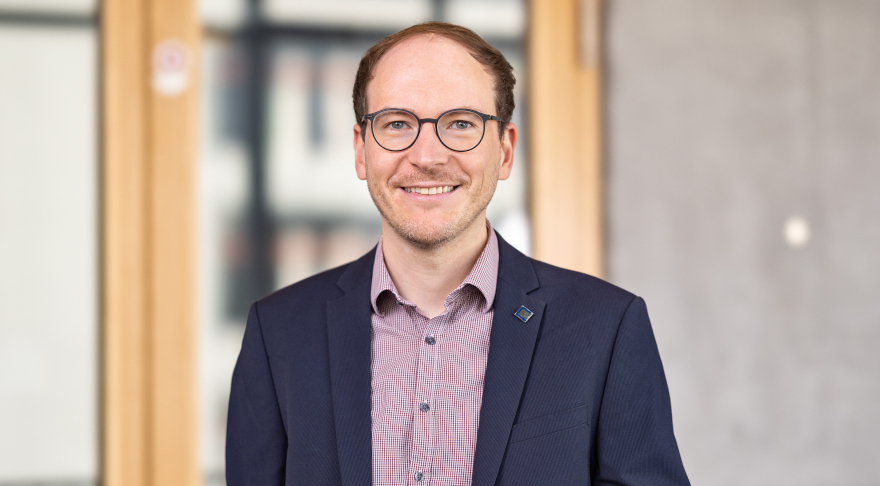 Prof. Dr. Lutz Nuhn von der Julius-Maximilians-Universität Würzburg wurde vom ERC für ein Vorhaben ausgezeichnet, in dem es unter anderem um personalisierte Krebsimmuntherapie geht (© Chris Weiss)