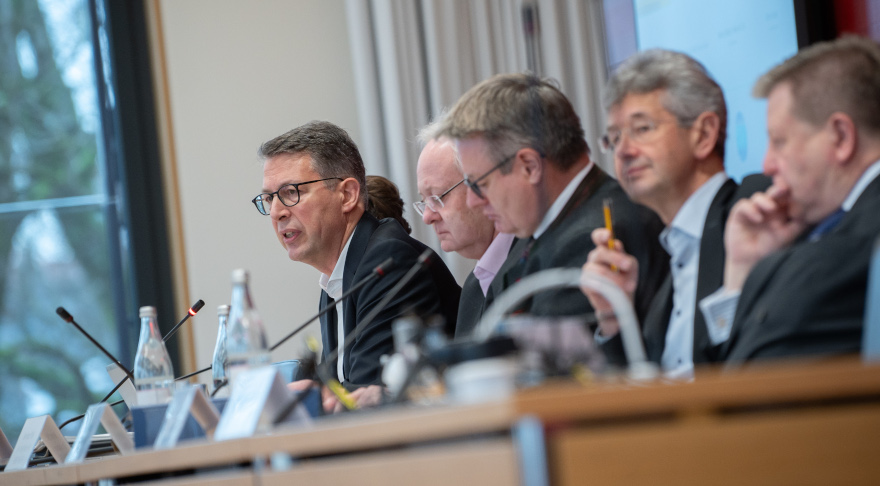 Kunstminister Markus Blume (l.) bei seinem Bericht in der gemeinsamen Sitzung des Haushaltsausschusses und des Ausschusses für Wissenschaft und Kunst des Bayerischen Landtags © Axel König/StMWK